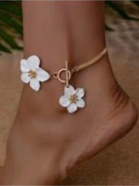 SHEIN White Flower Anklet with Dangling Flower Charm